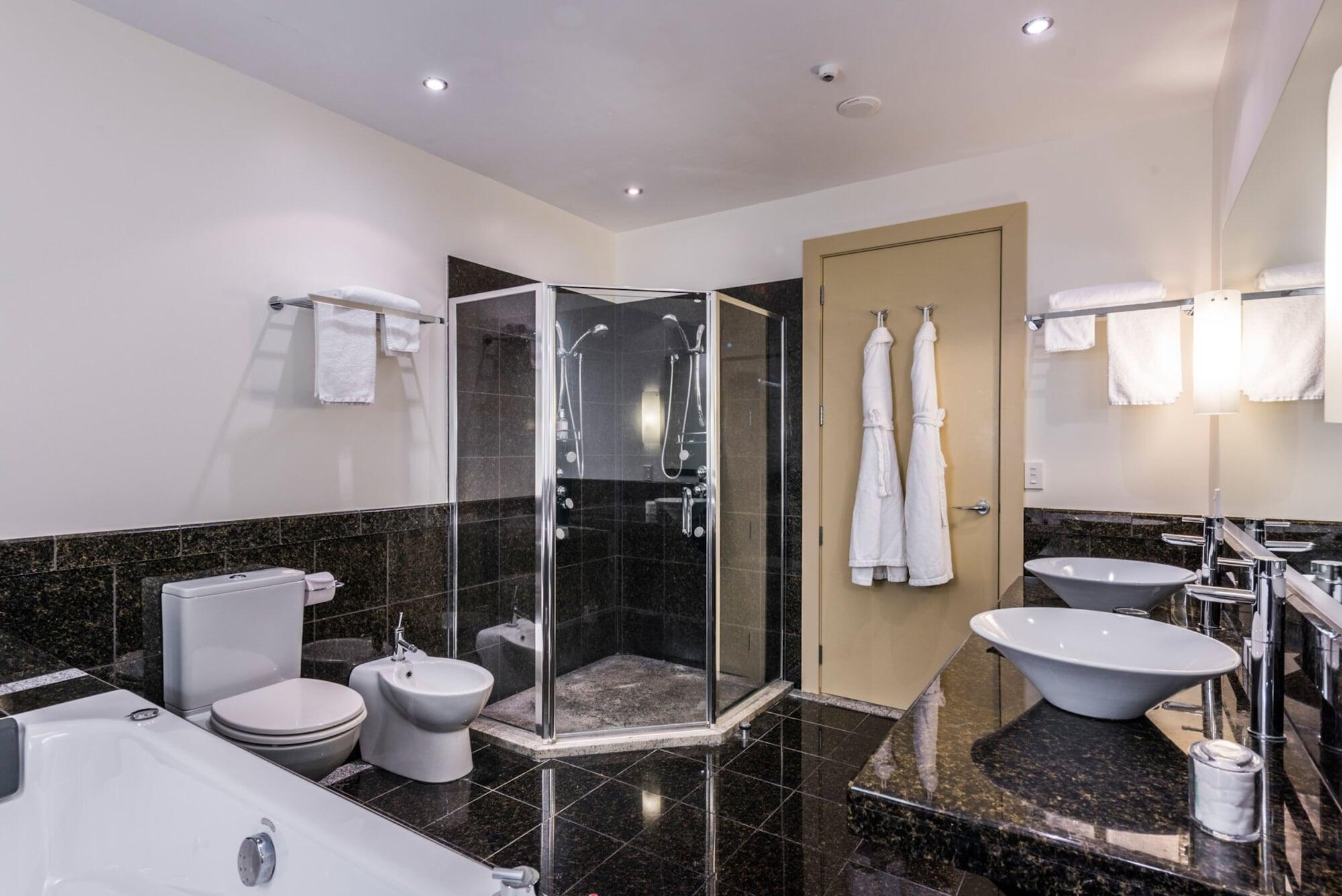 Braemar Lodge And Spa هانمر سبرينغز المظهر الخارجي الصورة A modern bathroom