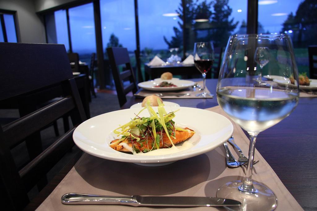 Braemar Lodge And Spa هانمر سبرينغز المظهر الخارجي الصورة A meal at the restaurant