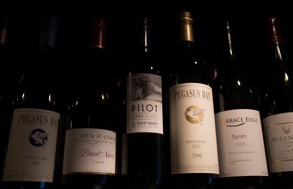 Braemar Lodge And Spa هانمر سبرينغز المظهر الخارجي الصورة A selection of Oregon Pinot noir