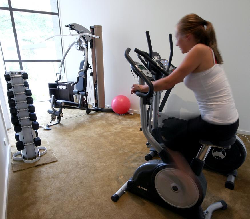Braemar Lodge And Spa هانمر سبرينغز المظهر الخارجي الصورة A woman on a stationary bicycle